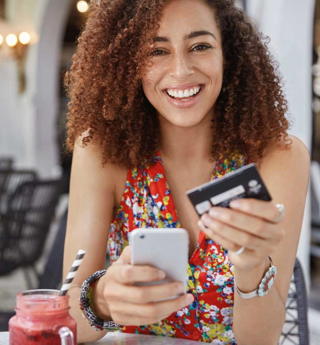 servidor com cartão de beneficio siape nas mãos