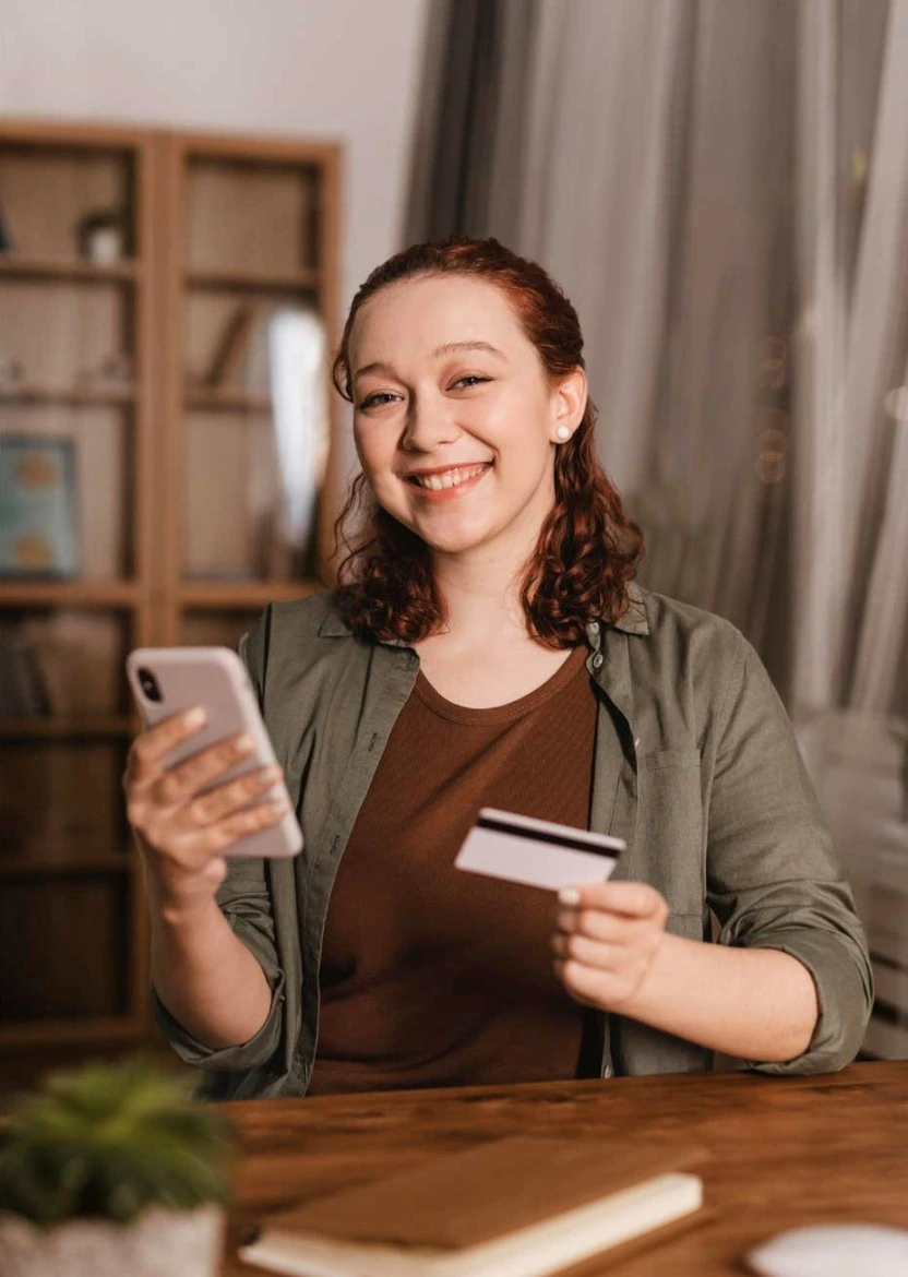 mulher fazendo compra online com cartão benefício siape