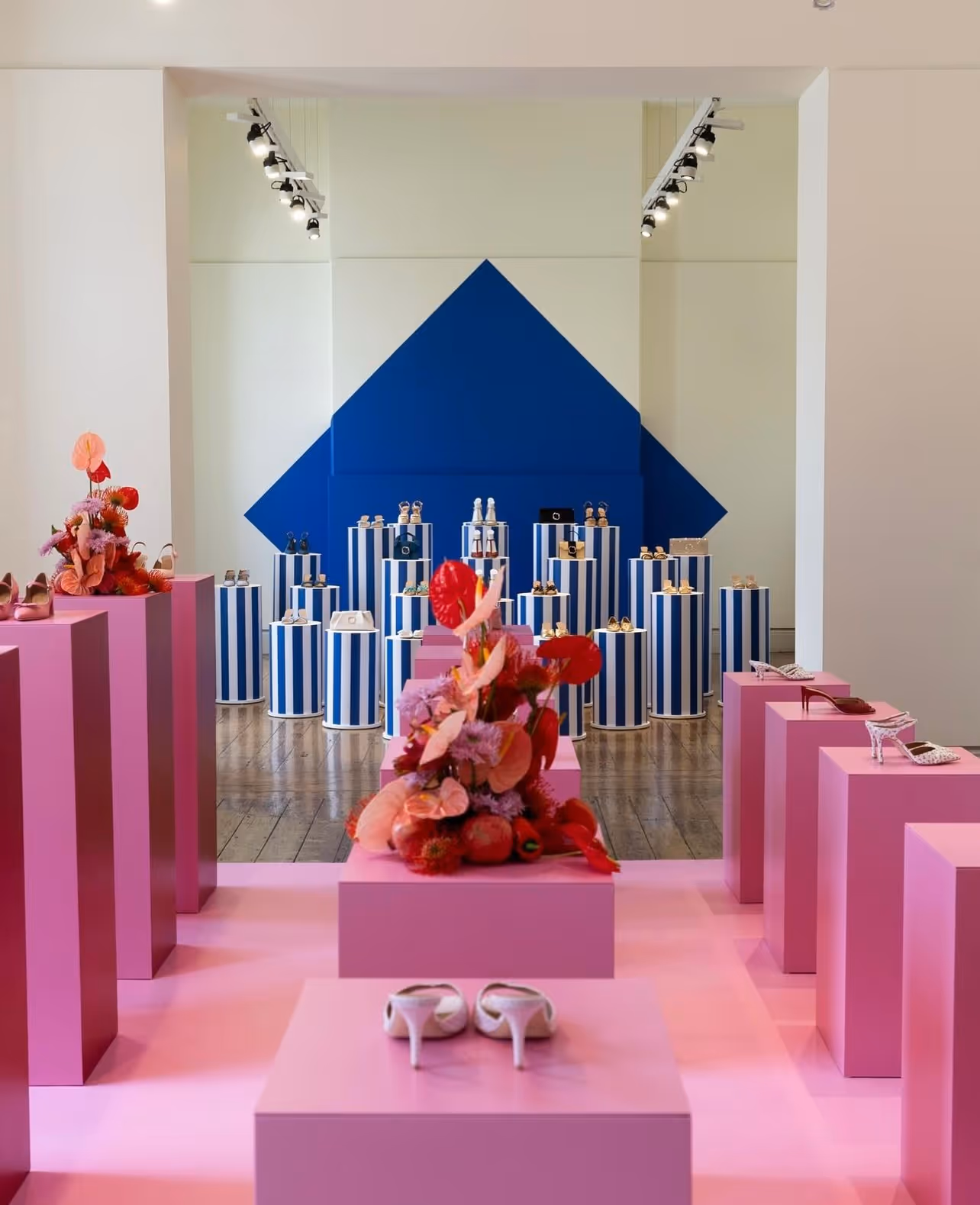 Shop window display installation