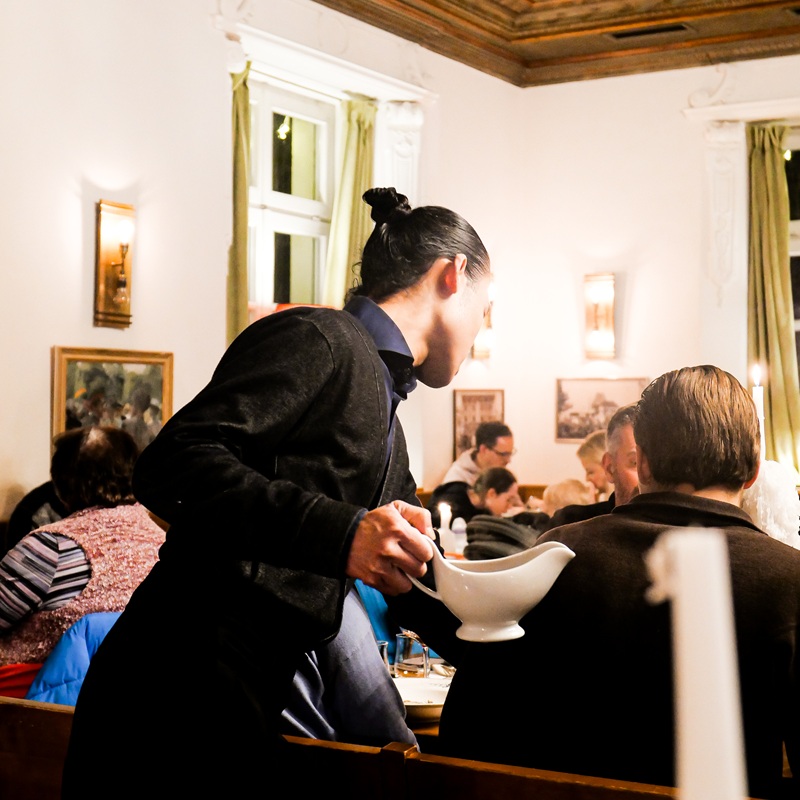 Kellner mit frisch gezapftem Augustiner Helles