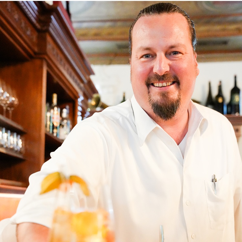 Kellner an der Schnapsbar