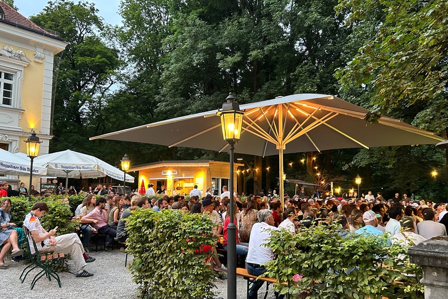 WM live im Biergarten