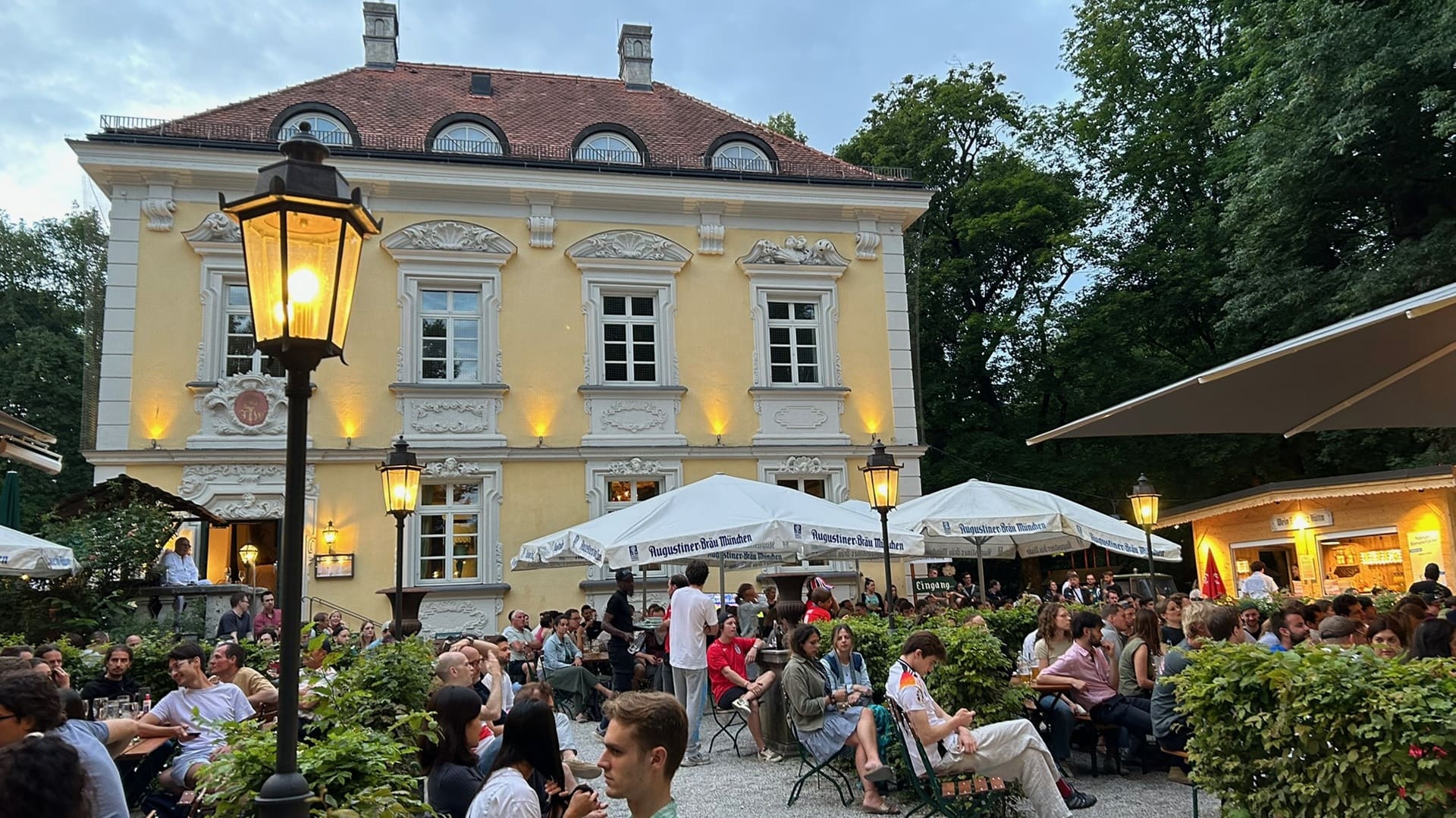 WM live im Biergarten