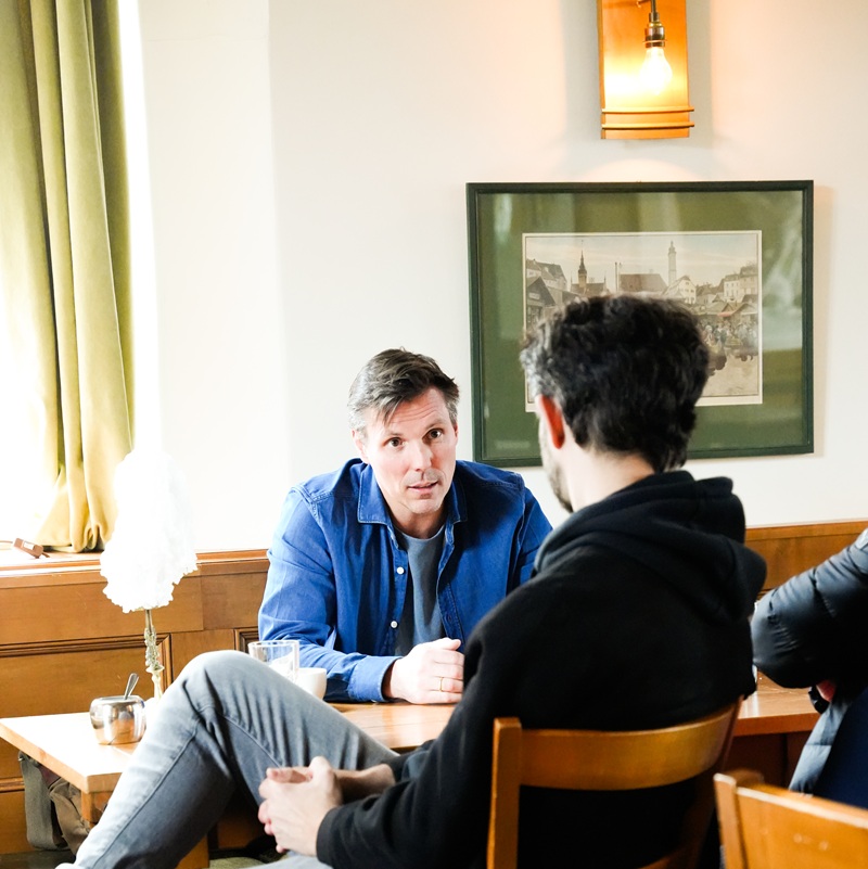 Kellner an der Schnapsbar