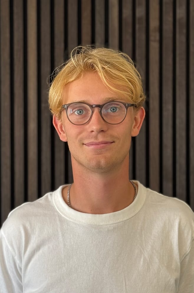 Nils Hofvander, Ekonomiassistent