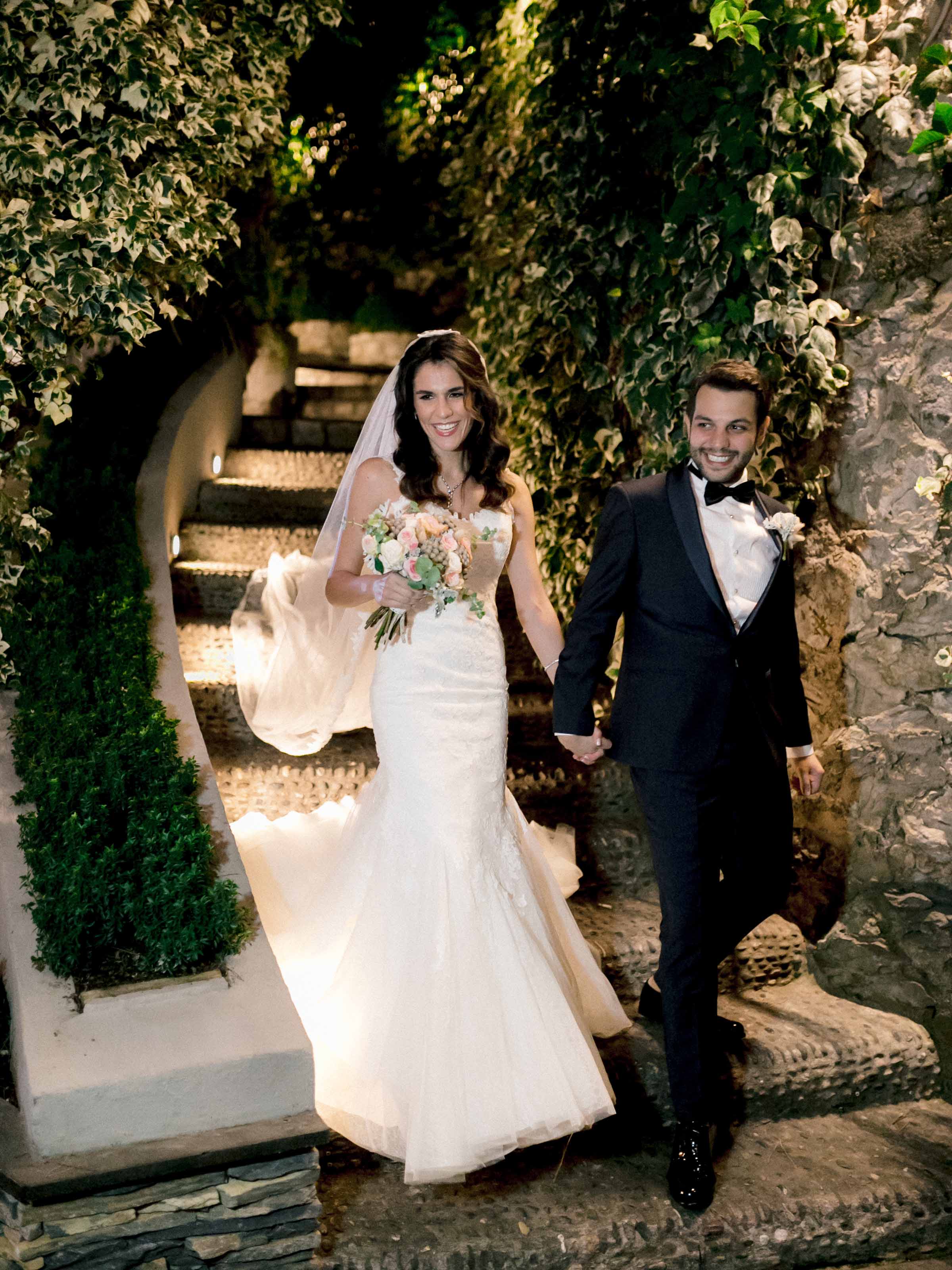 Couple entrant par une arche en pierre couverte de lierre, Istanbul