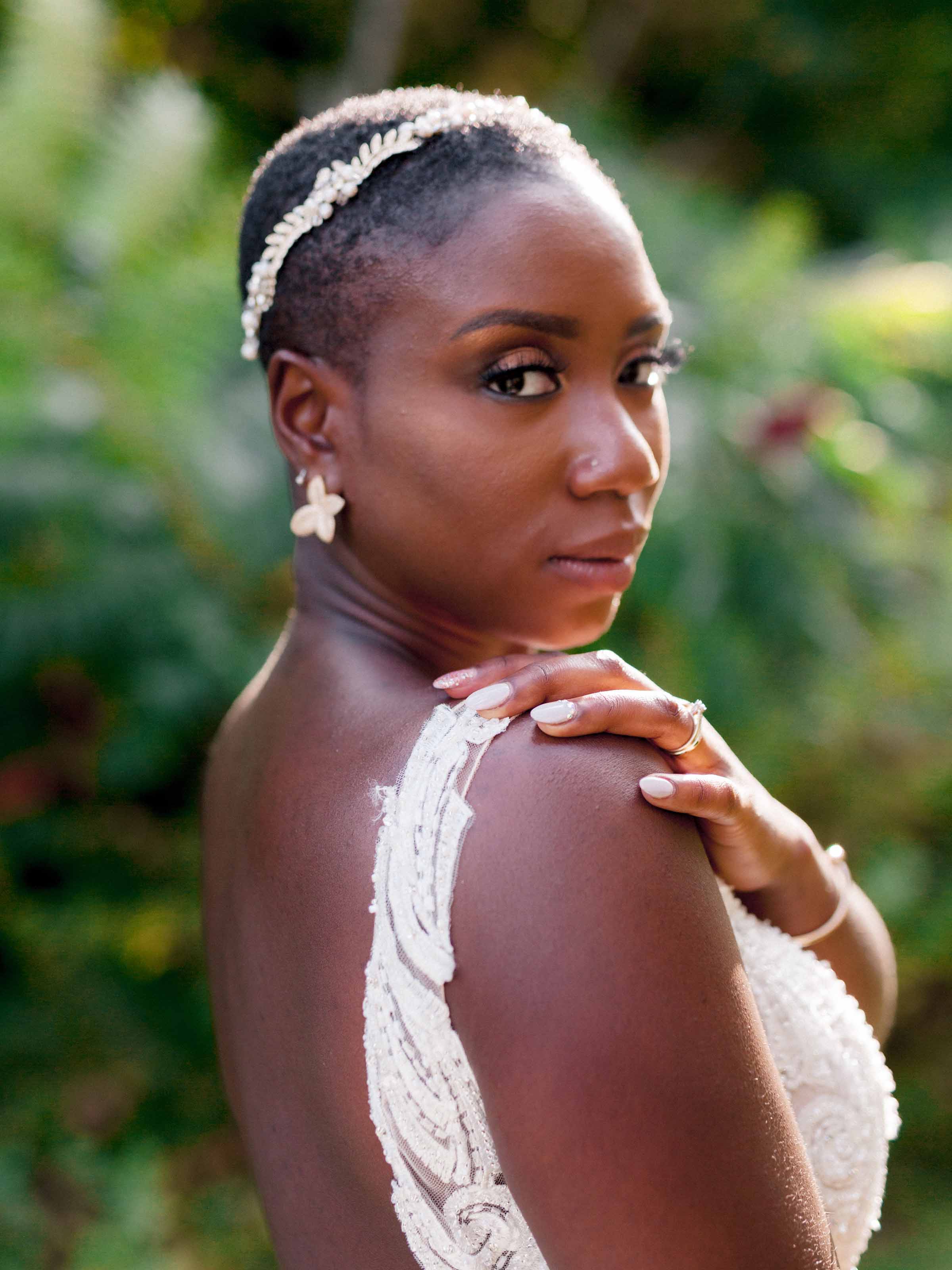 Mariée regardant par-dessus son épaule dans une robe en dentelle, Montréal
