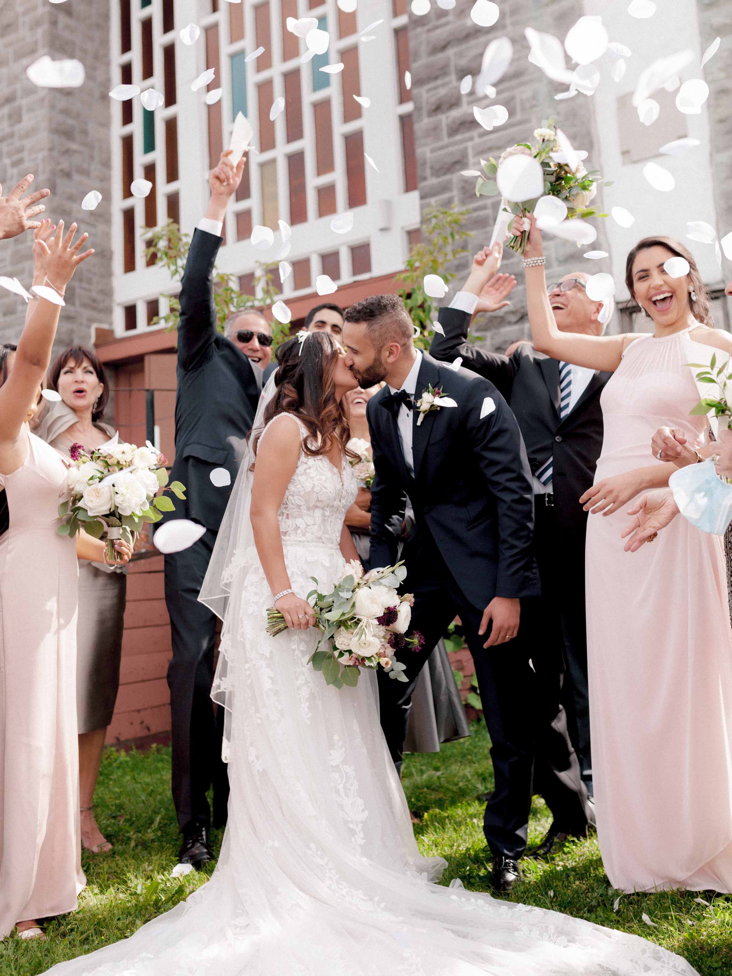 Confettis lancés sur le couple à leur sortie de cérémonie, Montréal