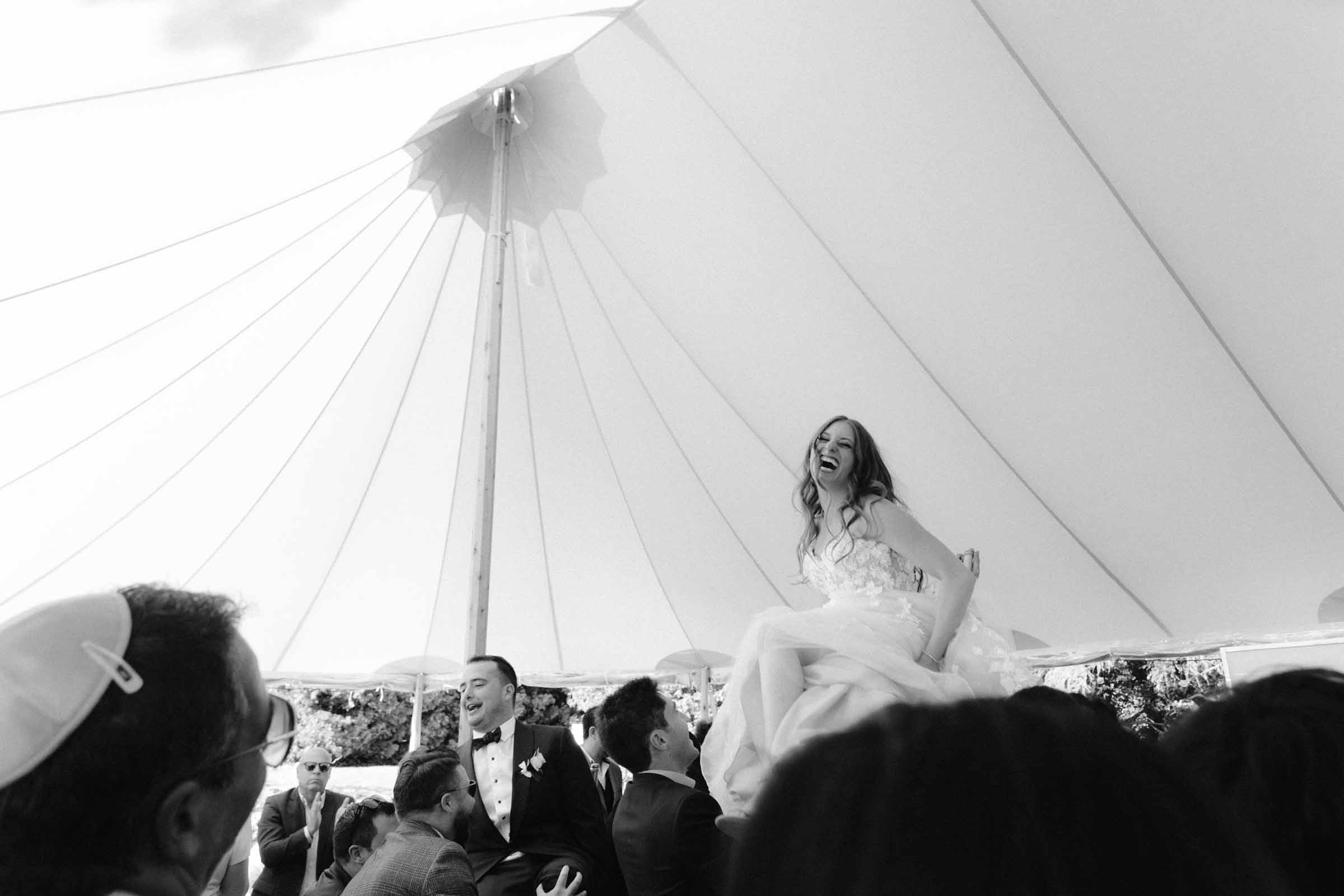 La mariée portée sur une chaise sous un chapiteau, noir et blanc, Montréal