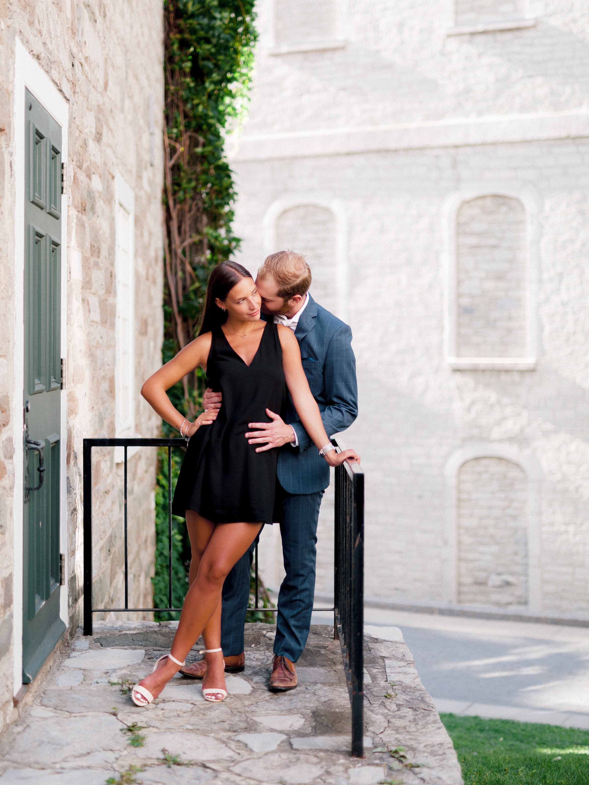 Couple de fiancés devant un mur de pierre recouvert de lierre, Québec