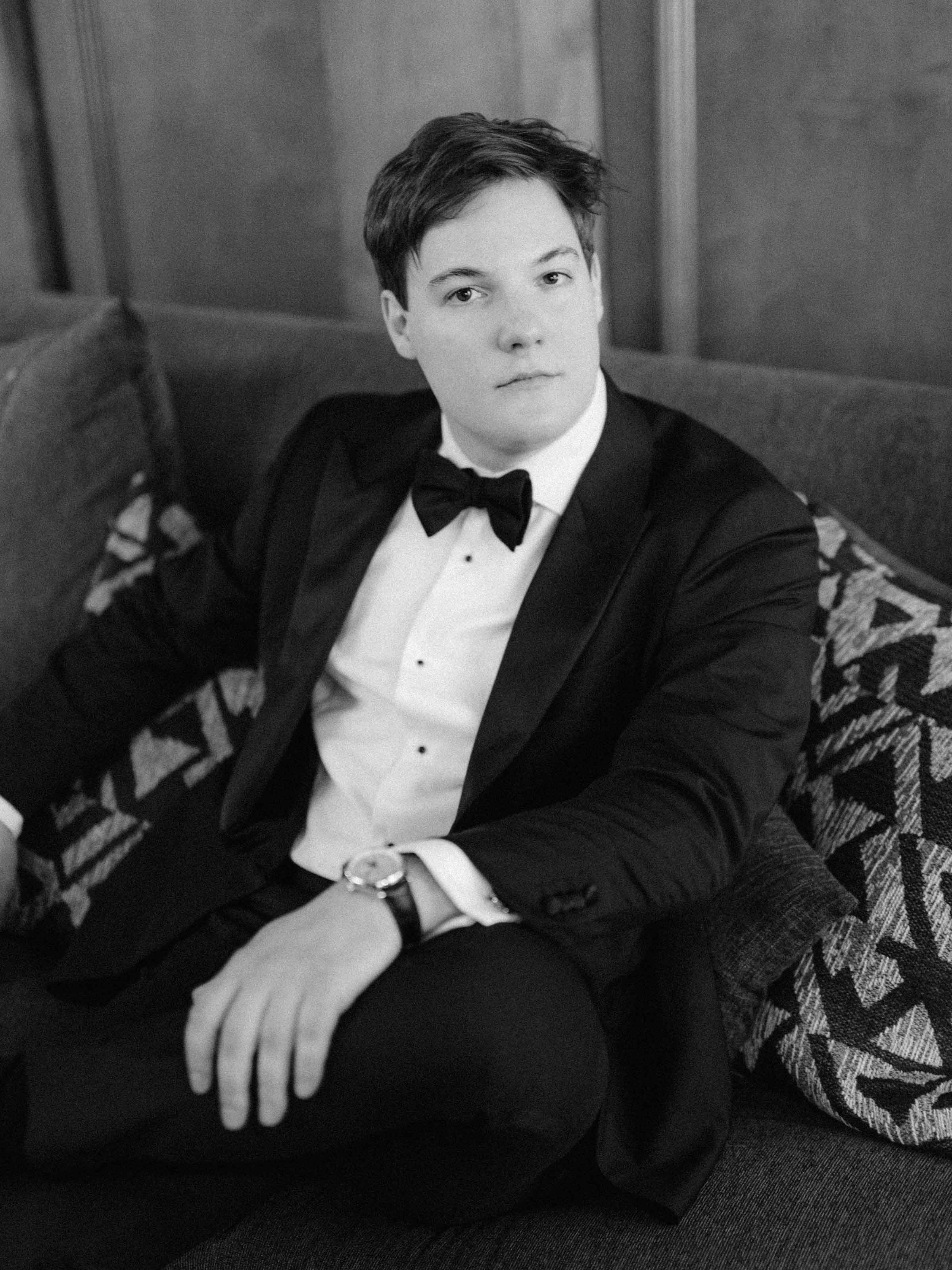 Marié assis dans un fauteuil à motifs, noir et blanc, Québec
