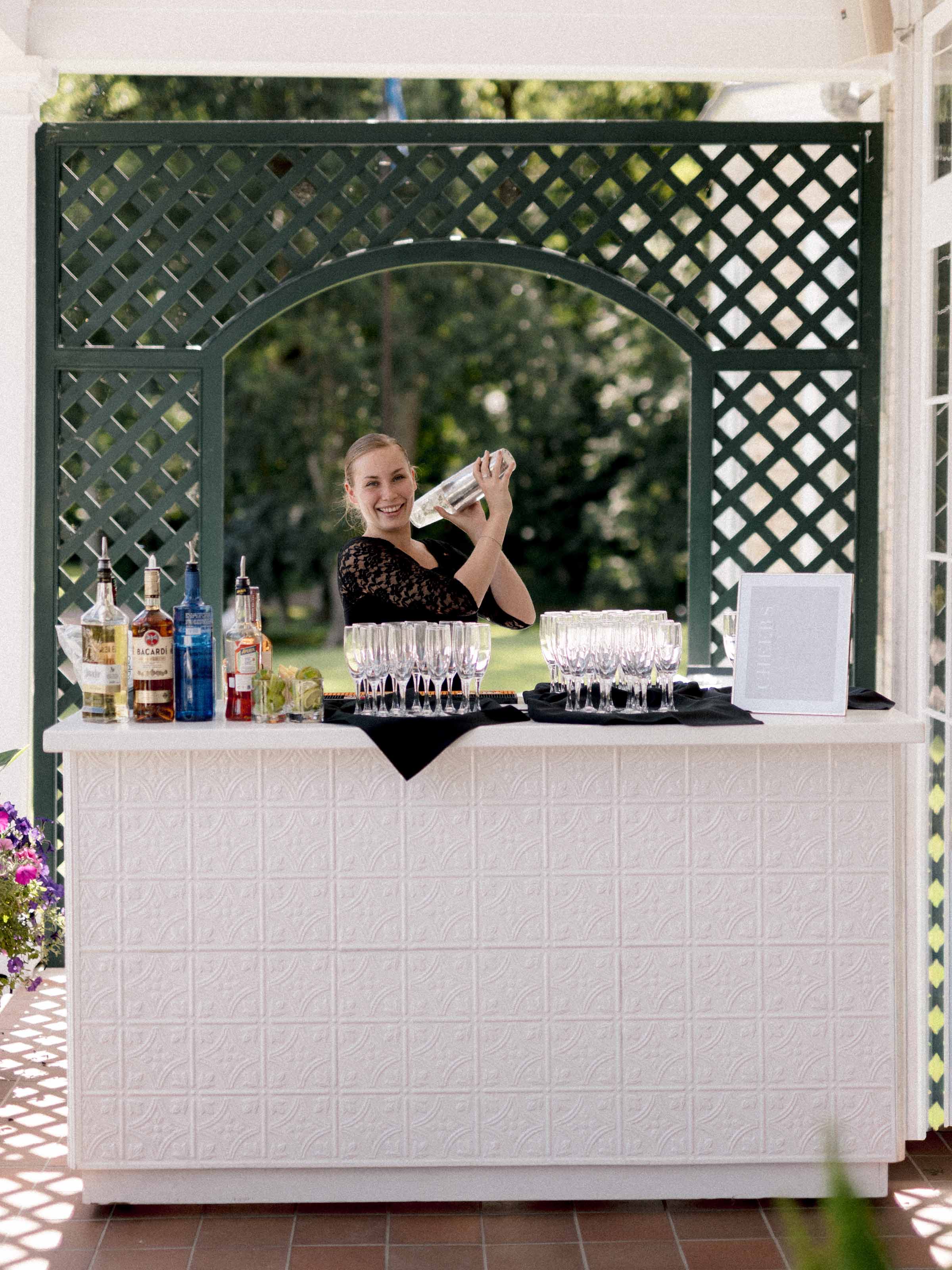 Barman préparant des cocktails à un bar de jardin à treillis, Domaine Cataraqui, Québec