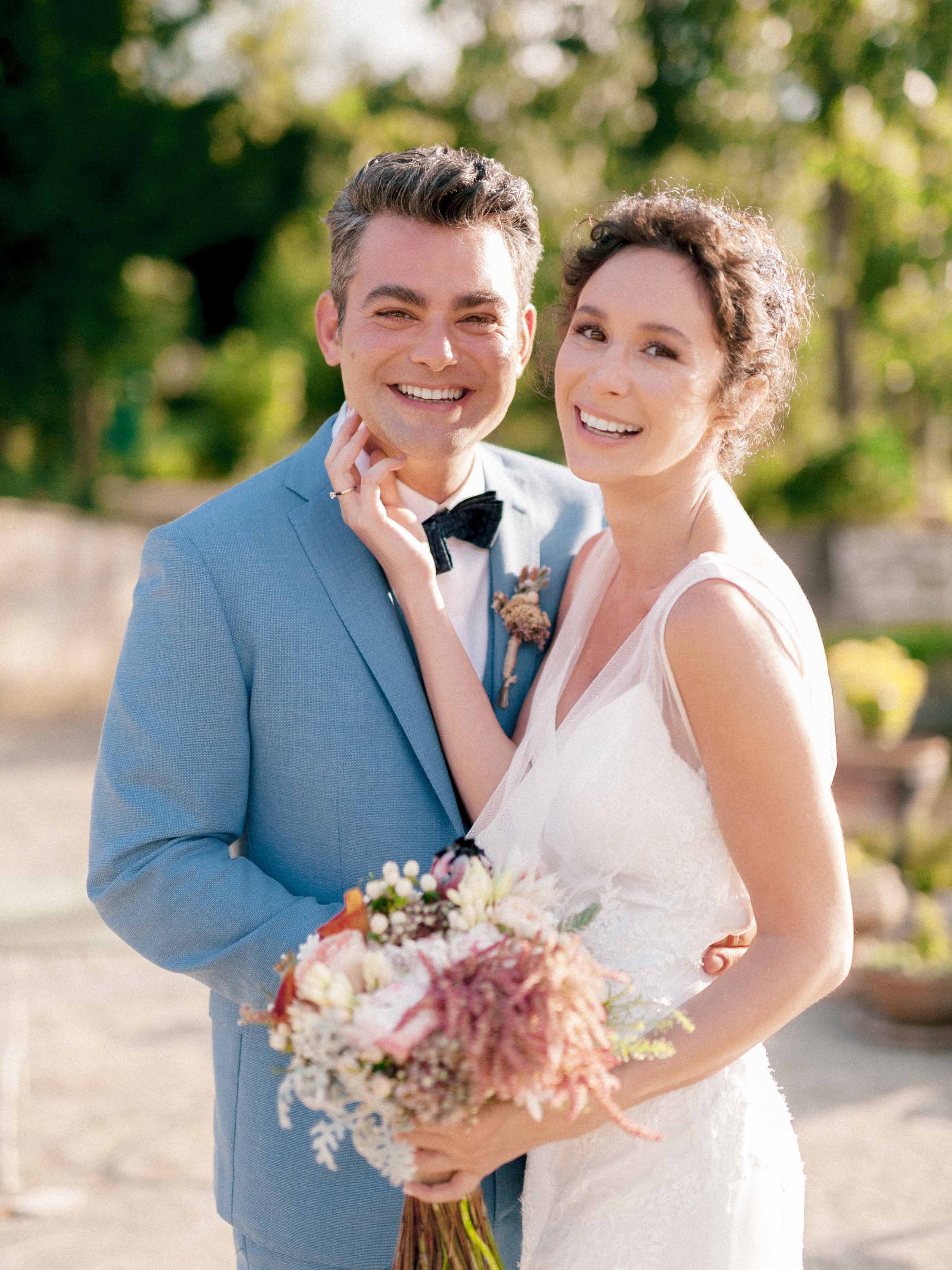 Couple qui sourit, la mariée tenant un bouquet aux tons pastel, Casa Lavanda, Istanbul