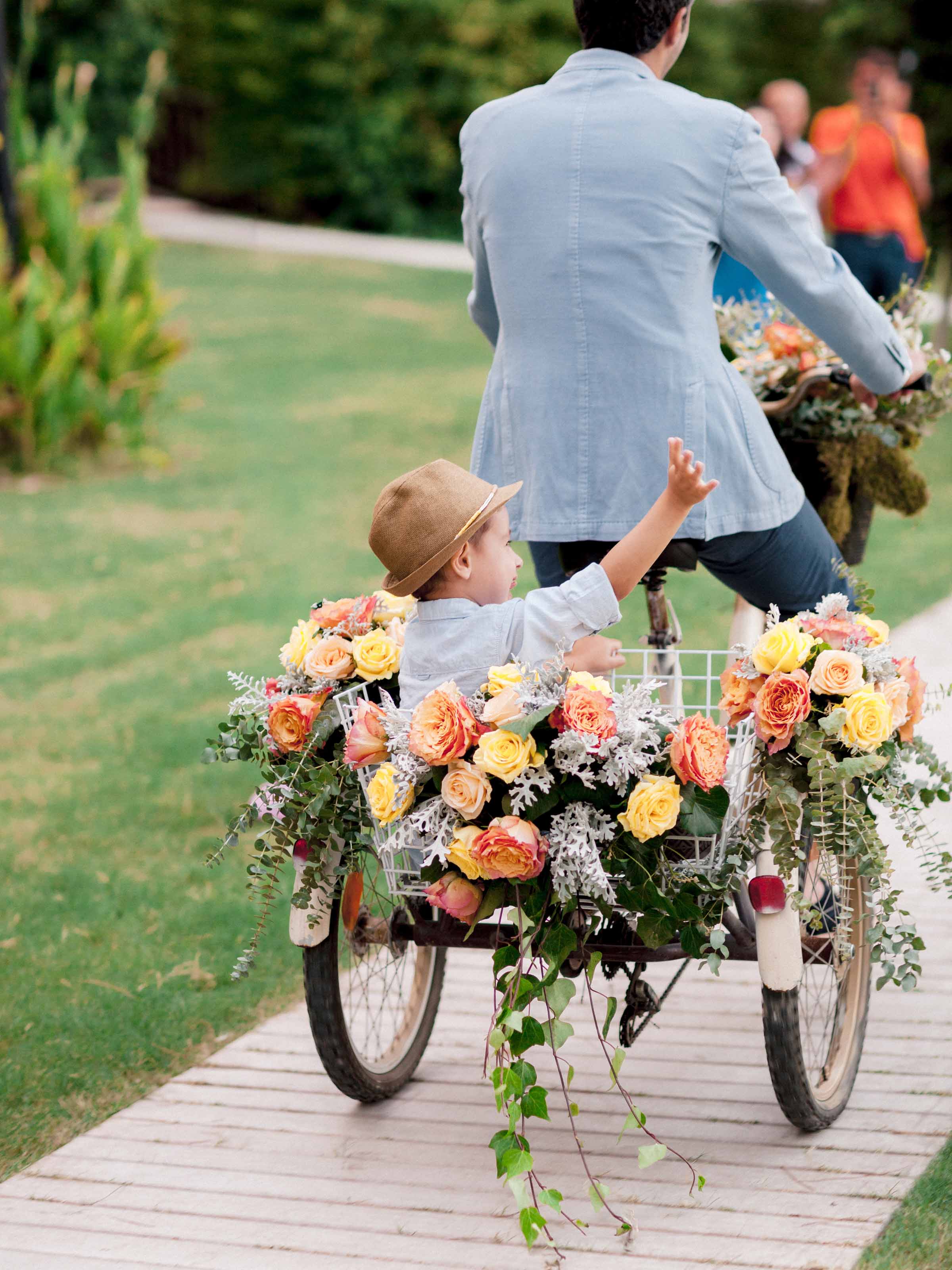 Marié à vélo chargé de fleurs, Göcek, Turquie