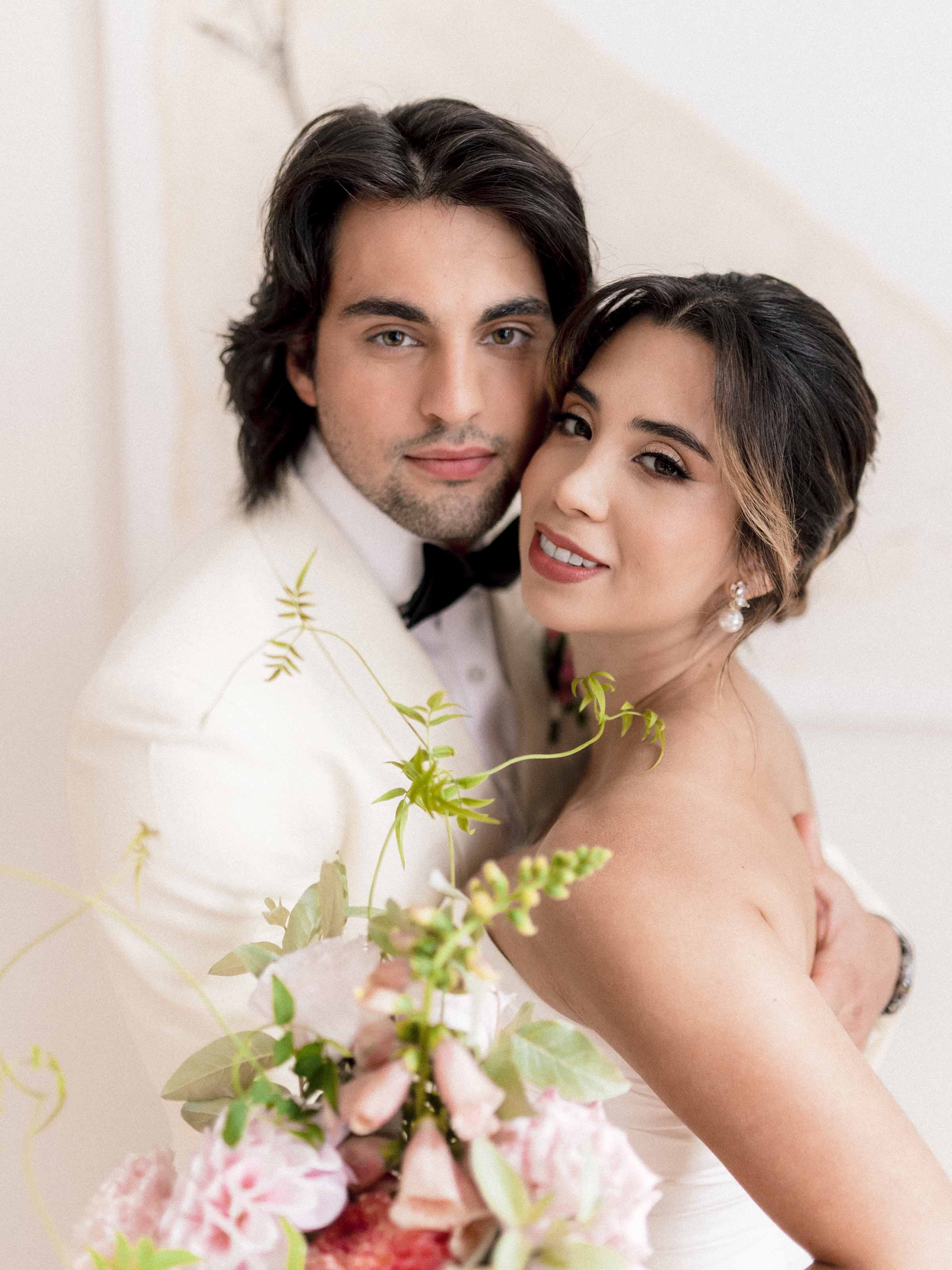 Couple enlacé, la mariée tenant un bouquet rose pâle, Manoir Maplewood, Cantons-de-l’Est