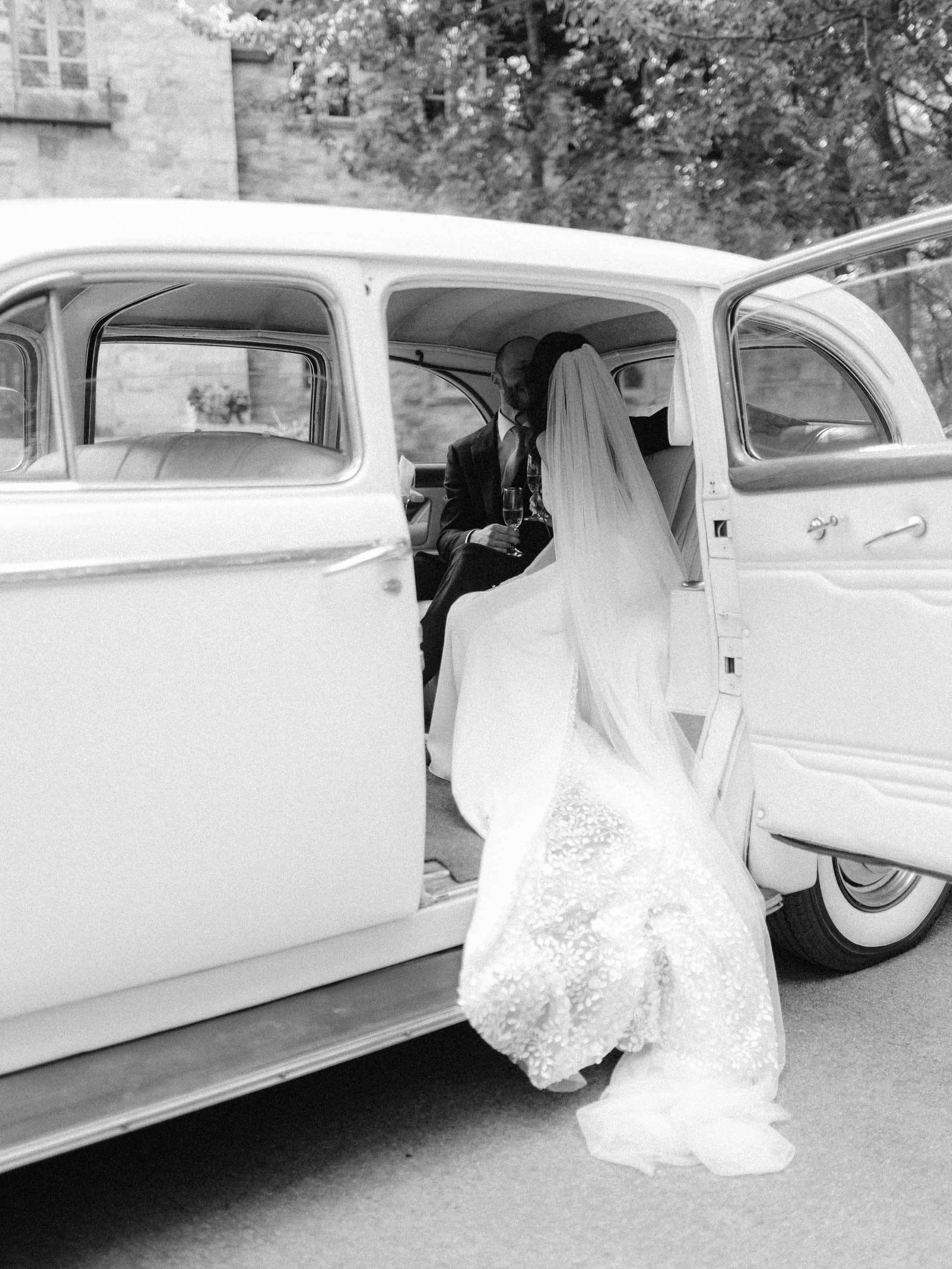 Mariée sortant d'une voiture ancienne blanche, noir et blanc, Montréal