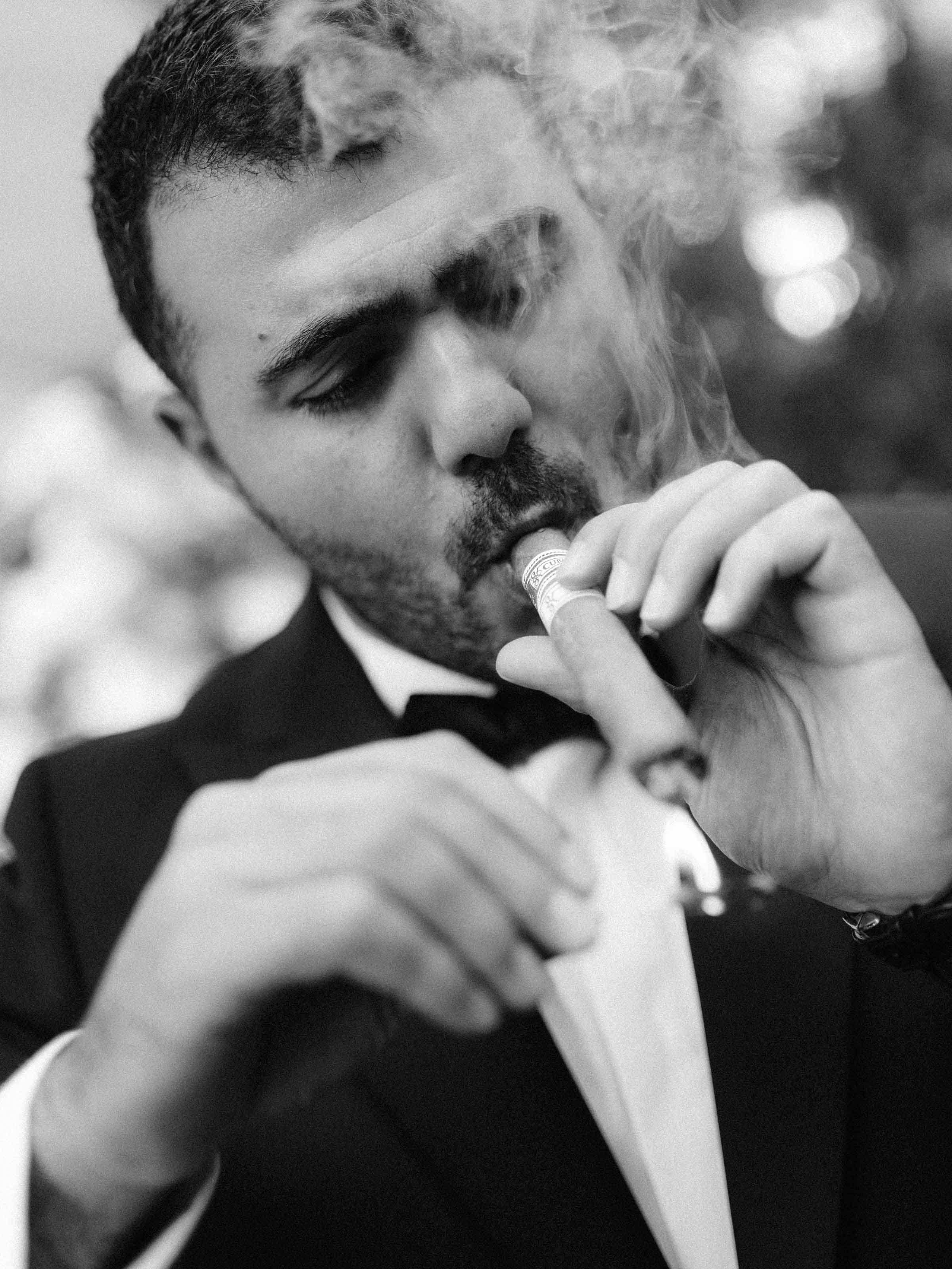Marié allumant un cigare, noir et blanc, Montréal