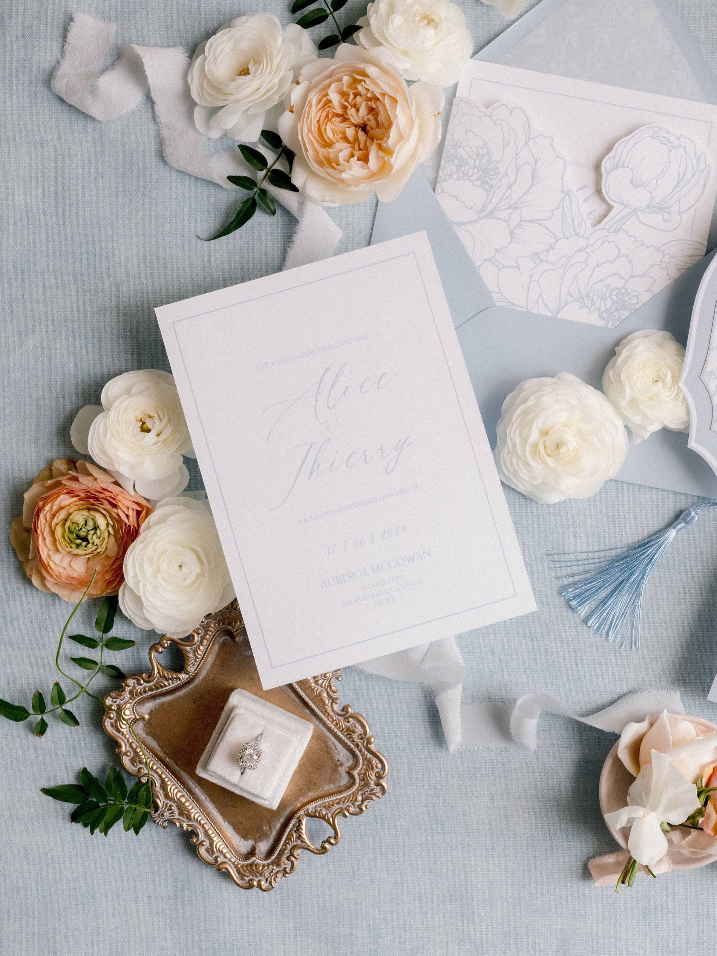 Suite d'invitations disposée avec des fleurs et des bagues, Montréal