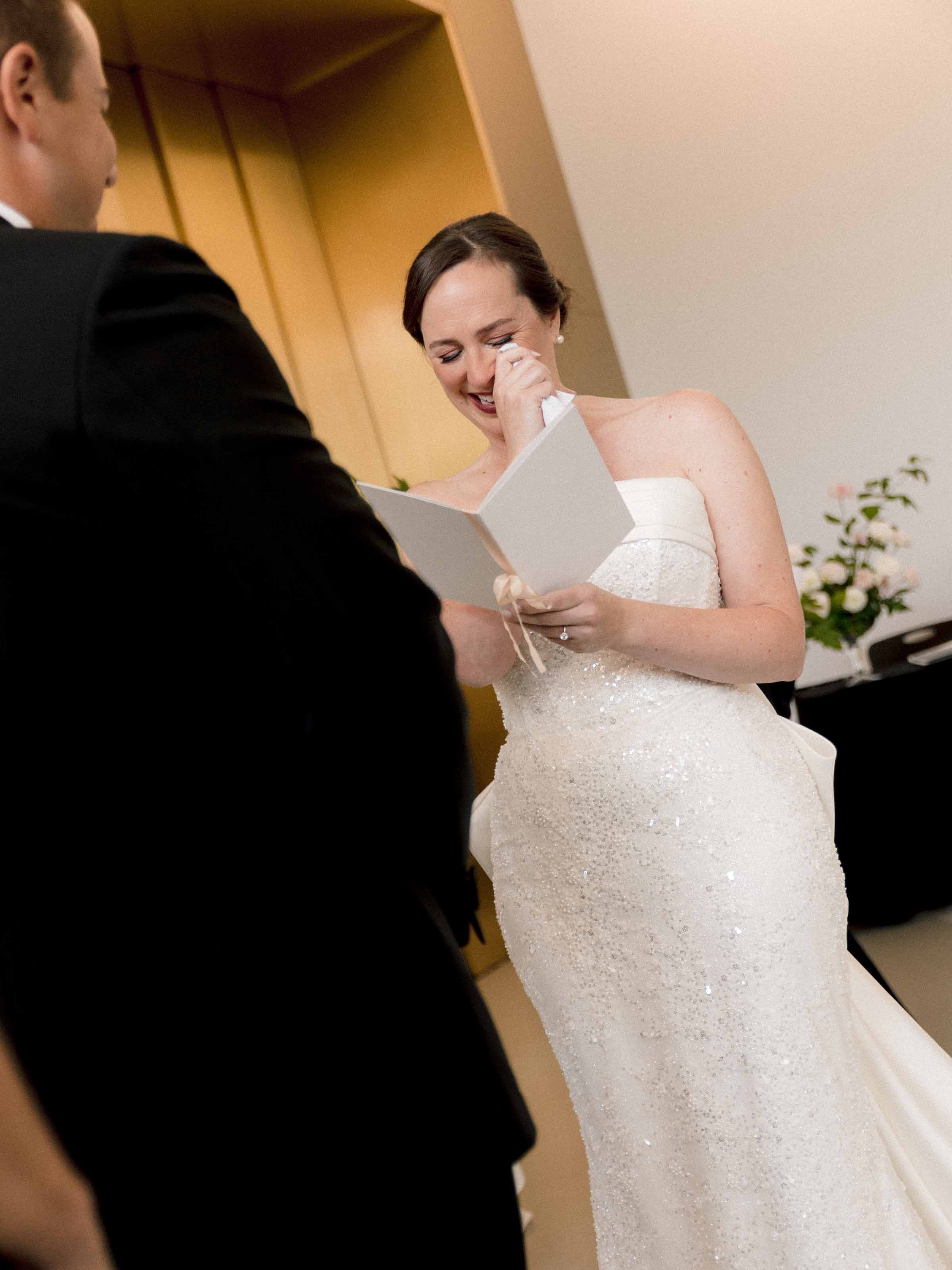 La mariée lisant ses vœux à voix haute pendant la cérémonie, Québec