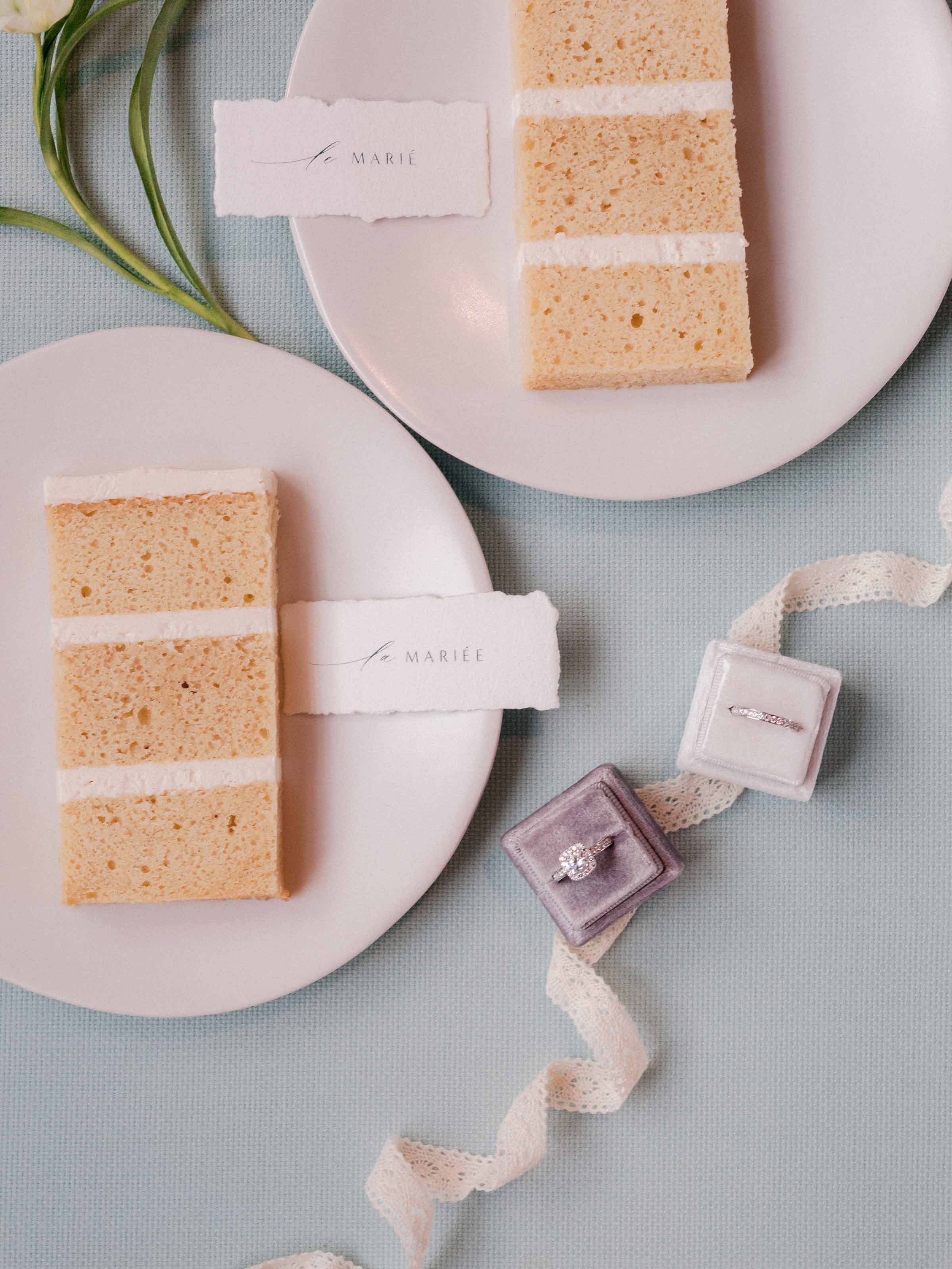 Parts de dessert présentées avec rubans et marque-places, Québec