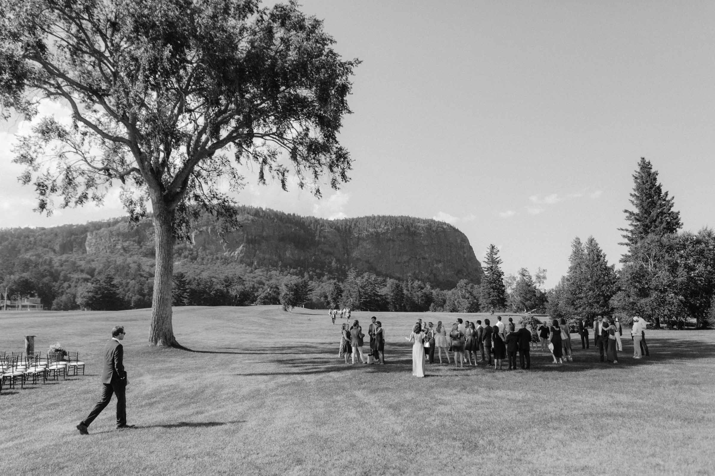 Cérémonie sous un arbre solitaire dans les montagnes, noir et blanc, Maine