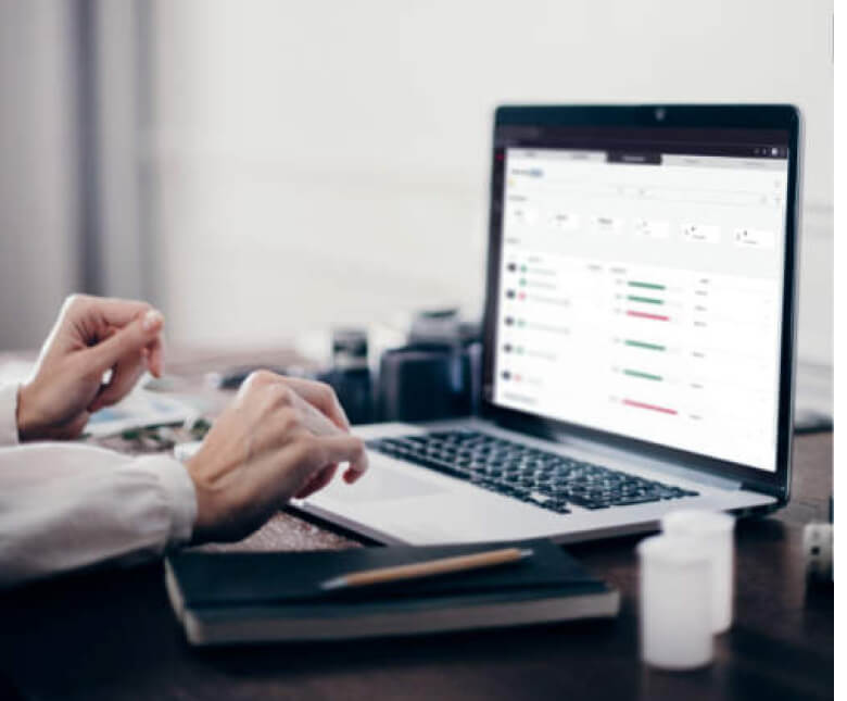 Web-App für industrielle Anwendungen, läuft auf einem Desktop im Büro