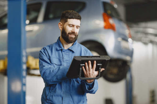 Ingenieur, der sich beim KI-Assistenten erkundigt