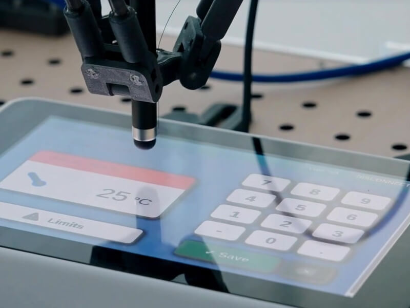 Roboter bedient das Touch-Display eines Bedienpanels