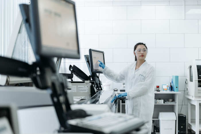 Industrielles Bedienpanel mit Touch-Display und Tasten