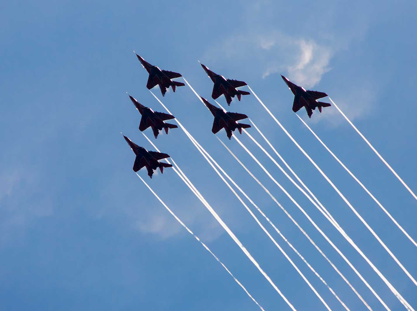Um esquadrão de aviões brasileiros fazendo acrobacias.