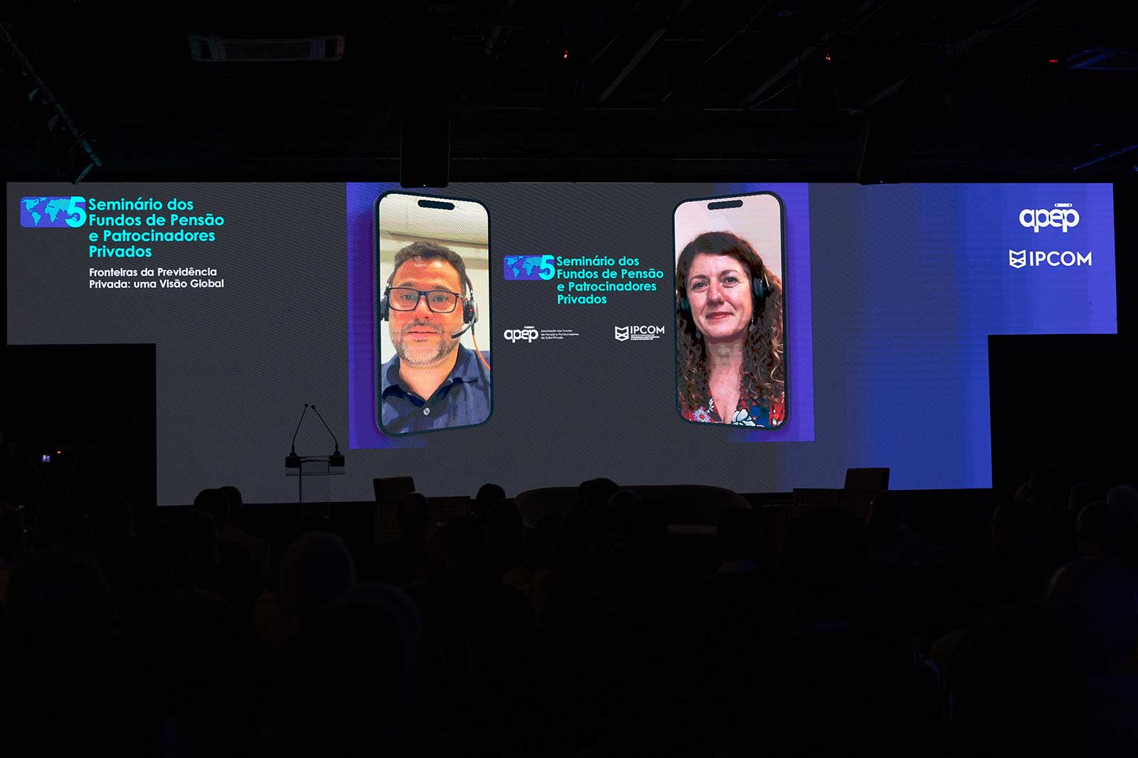 Seminário dos Fundos de Pensão e Patrocinadores Privados em palco com telões mostrando dois palestrantes em chamadas de vídeo e as marcas APPEP e lIPCOM e ogos de apoio.