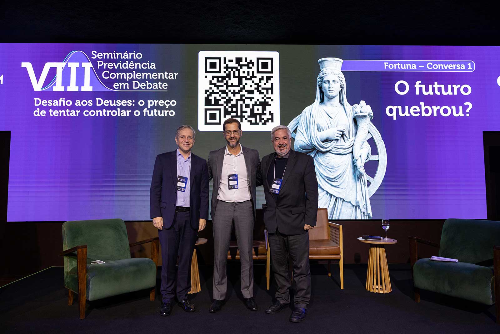 representantes do painel 1 em pé no palco