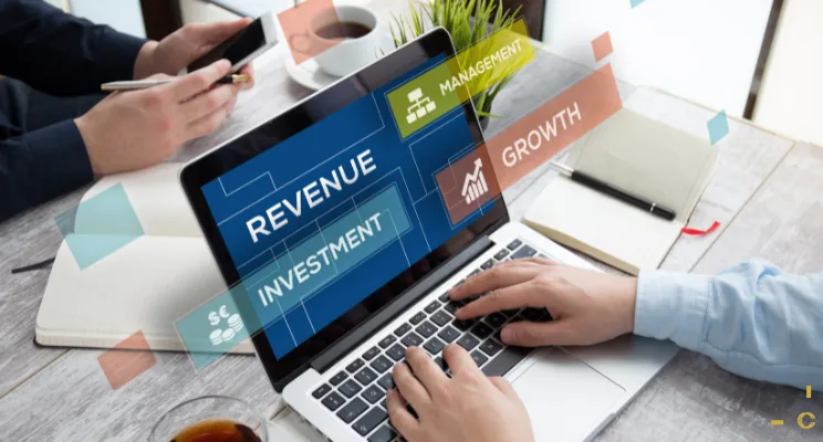 Mann an Laptop schaut Inhalt über Revenue Operations an