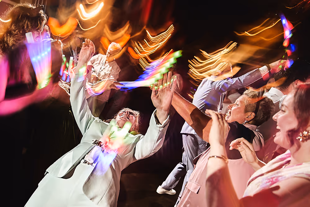 Vreugde en lol tijdens bruiloftfeest