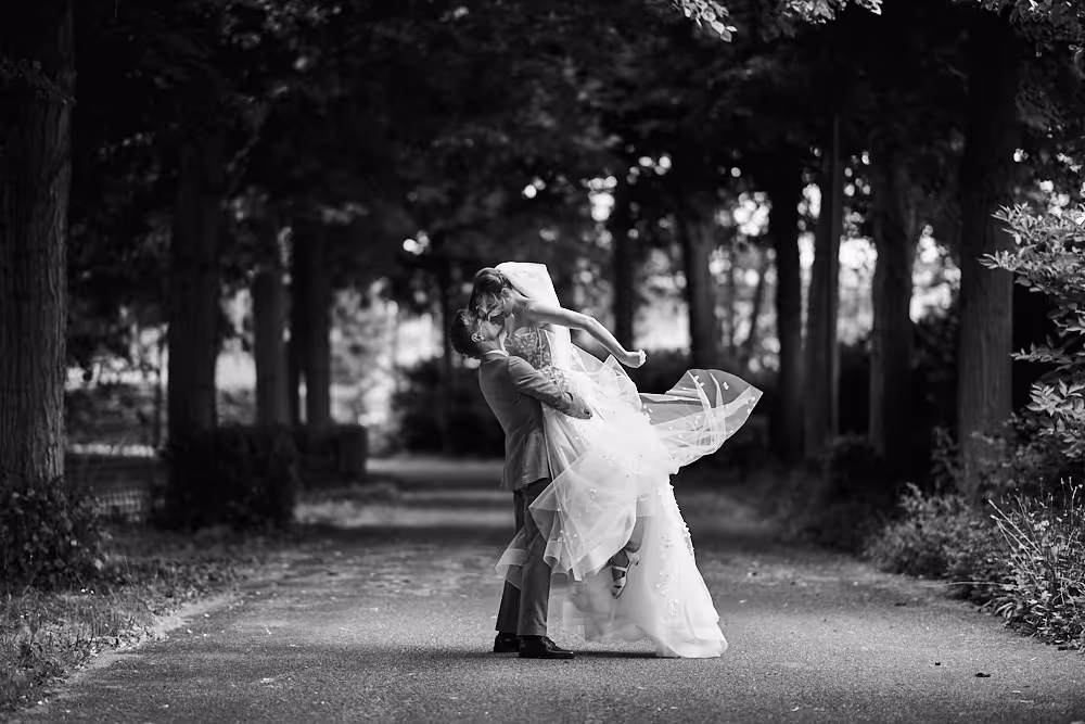 Vreugde en lol tijdens bruiloftfeest