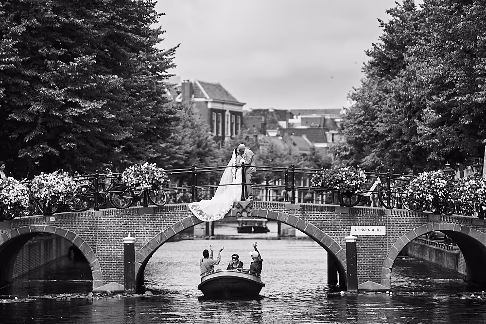 Vreugde en lol tijdens bruiloftfeest