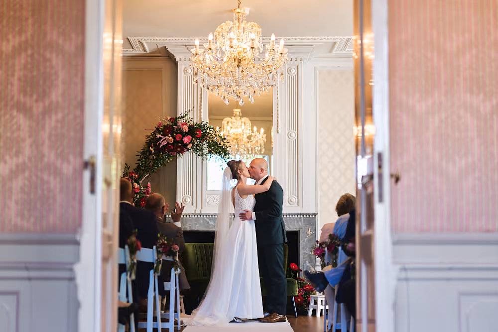 Vreugde en lol tijdens bruiloftfeest