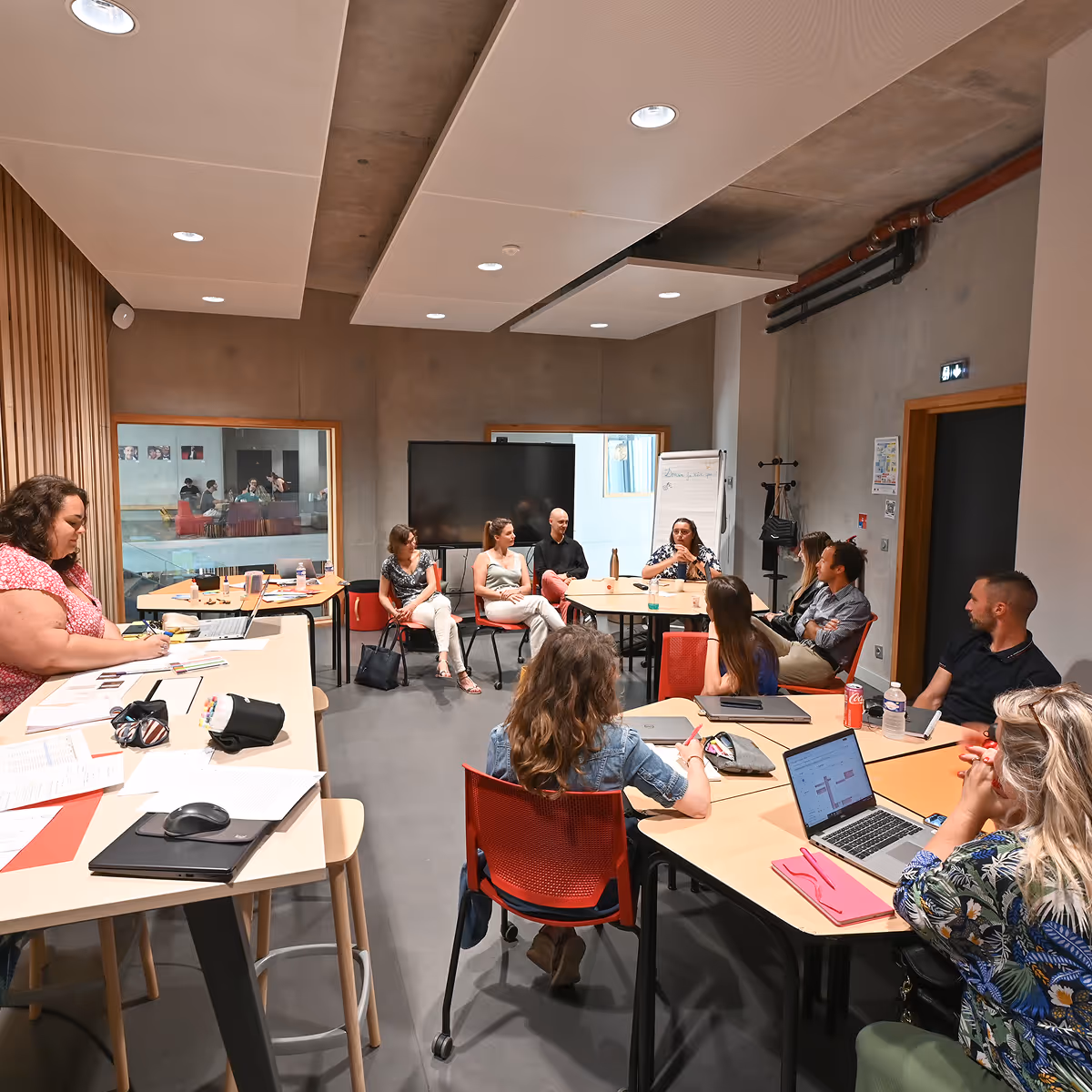 Un atelier où les participants mènent des travaux en petits groupes