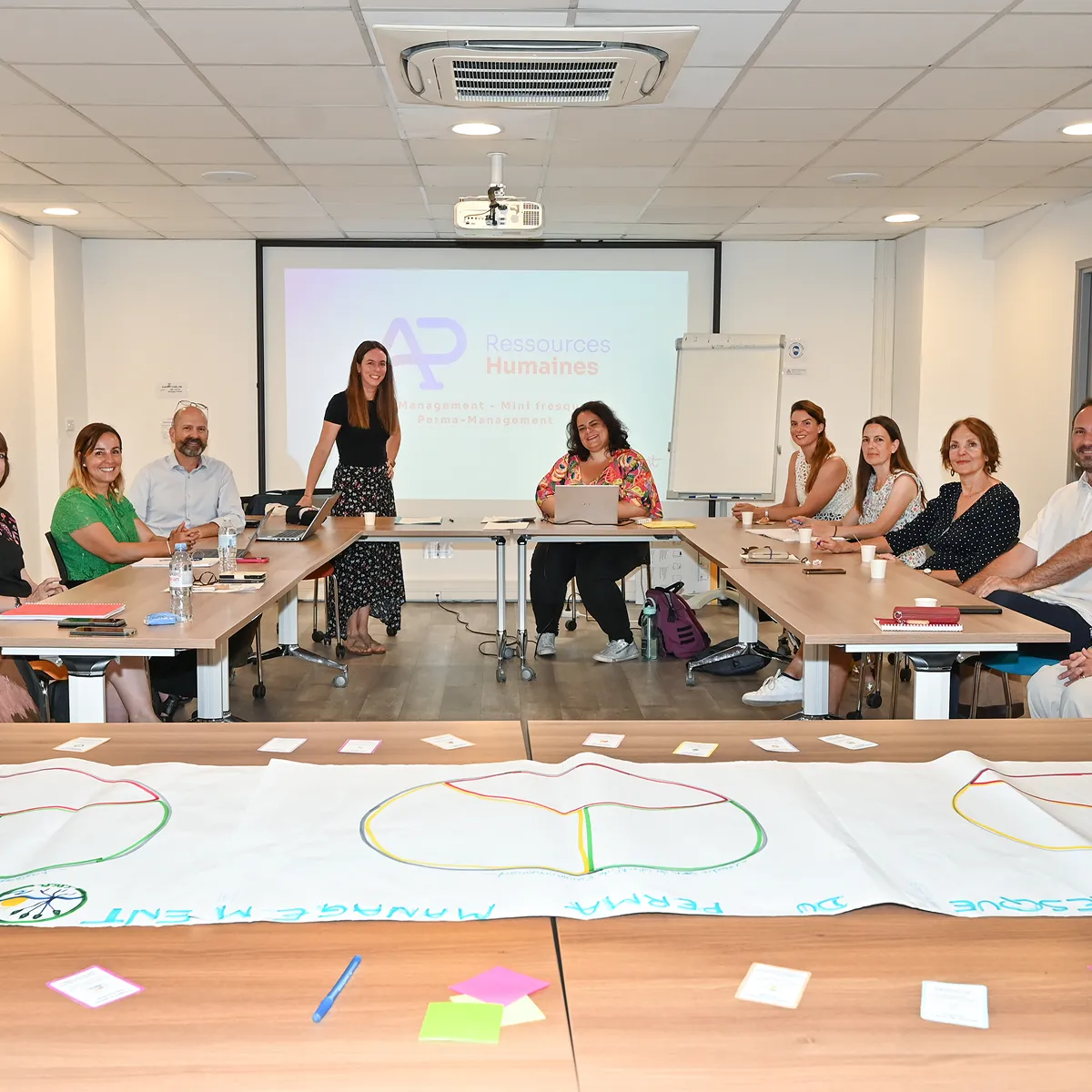 Un groupe en pleine formation dans une phase d'échange convivial lors d'un atelier collectif