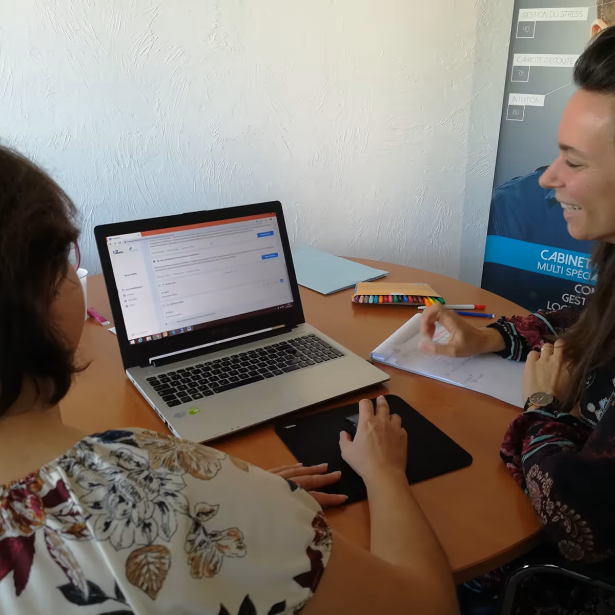 Notre experte en Bilan de Compétences accompagnant une participante de le processus