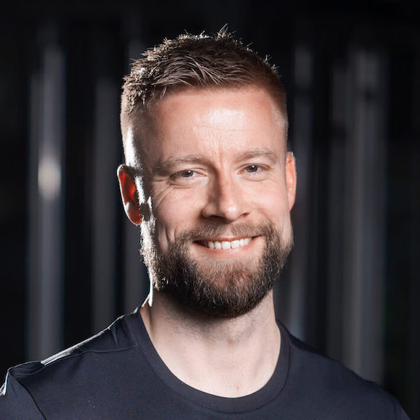 Niek lachend met kort haar.