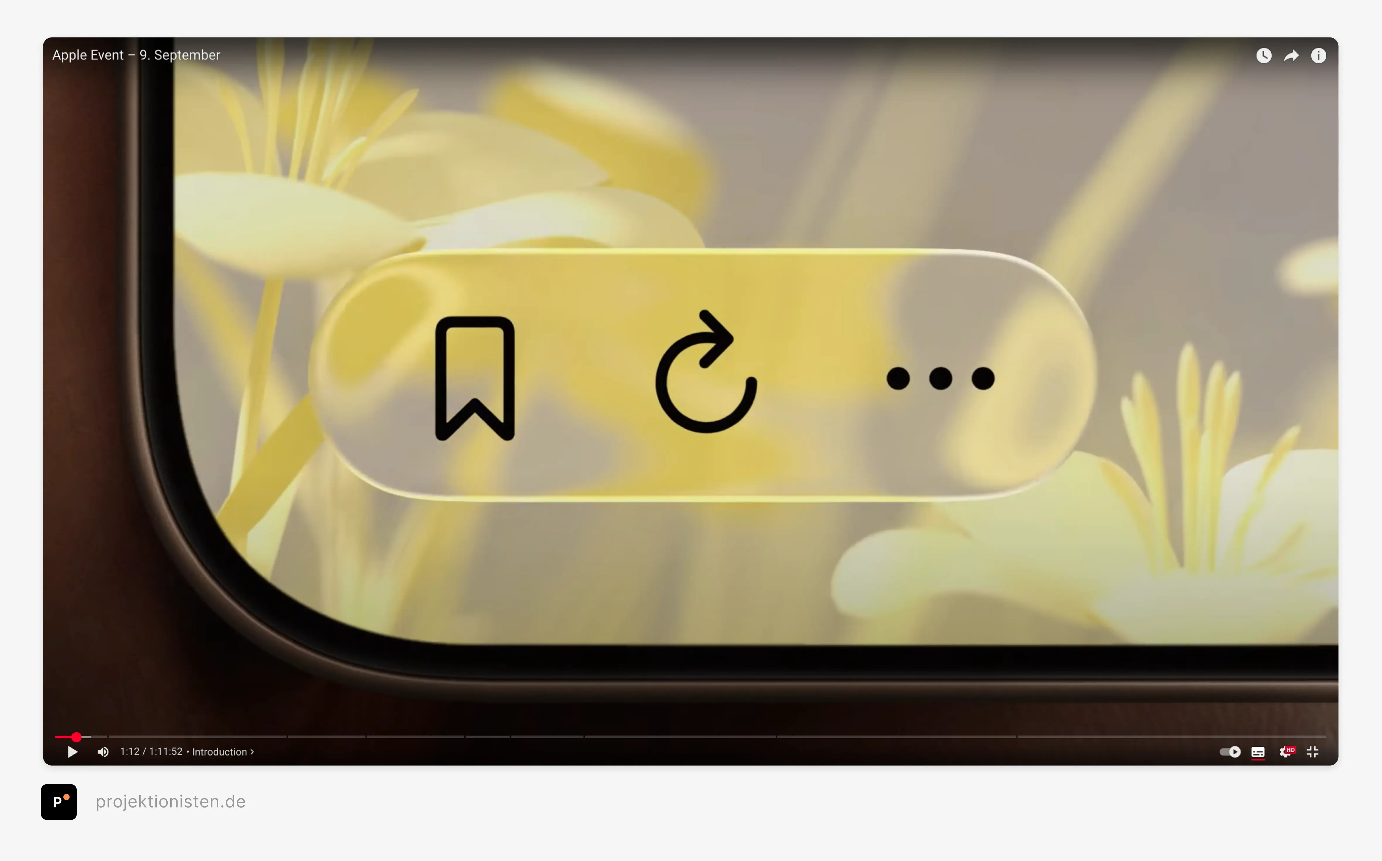 Eine Bildschirmaufnahme aus einem Video, die eine Benutzeroberfläche in Form einer durchscheinenden Registerkarte zeigt. Auf der Registerkarte befinden sich von links nach rechts drei Symbole: ein Lesezeichen, ein Aktualisierungssymbol und ein Symbol mit drei Punkten für weitere Optionen. Der Hintergrund ist unscharf und zeigt gelbe Blumen.