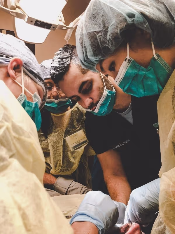 girl using sleep apnea machine 