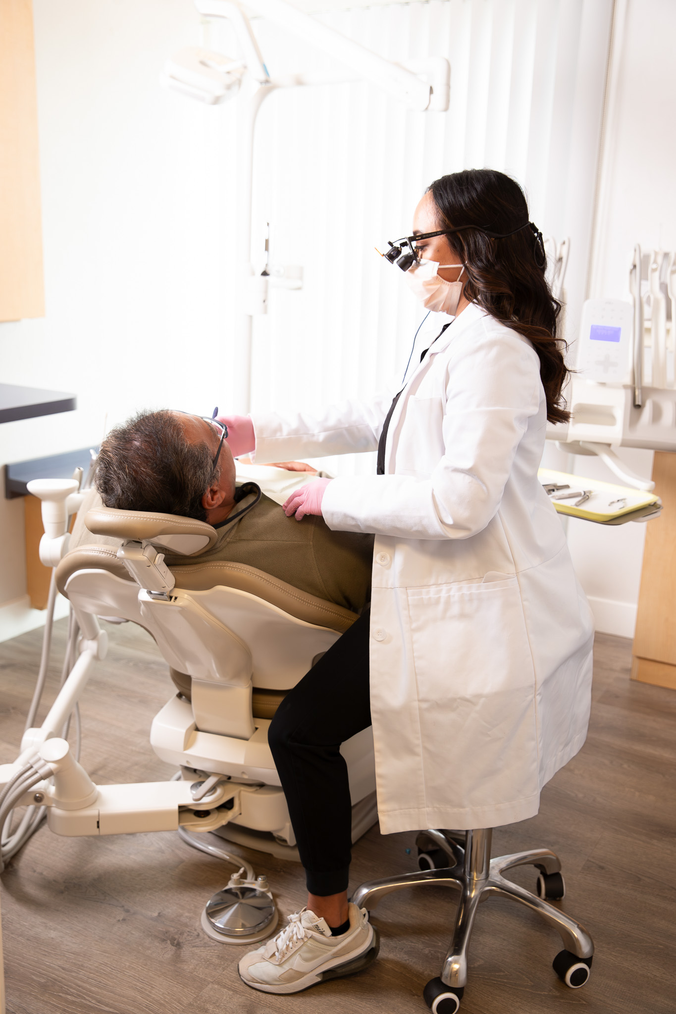 girl using sleep apnea machine
