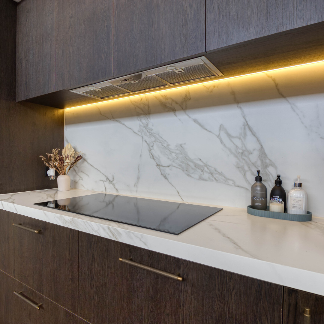 Seamless Sophistication: A Silent and Stylish Kitchen by Misco Joinery 🤎🕰️

This stunning kitchen by showcases a seamless blend of natural