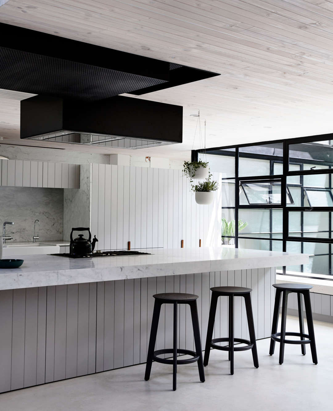 ✨ Silent power, seamless design.

The Fitzroy Loft by Architects EAT is a stunning conversion of a gritty 250m² warehouse into a warm, textu