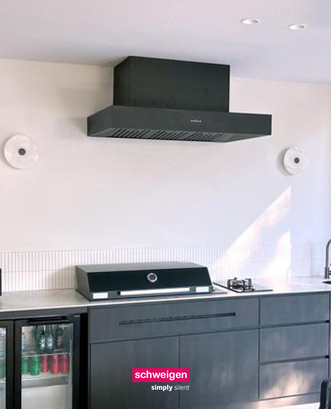 Grilling made easy!

Schweigen’s BBQ rangehoods are built to handle high heat, heavy smoke, and outdoor entertaining — all while staying whi