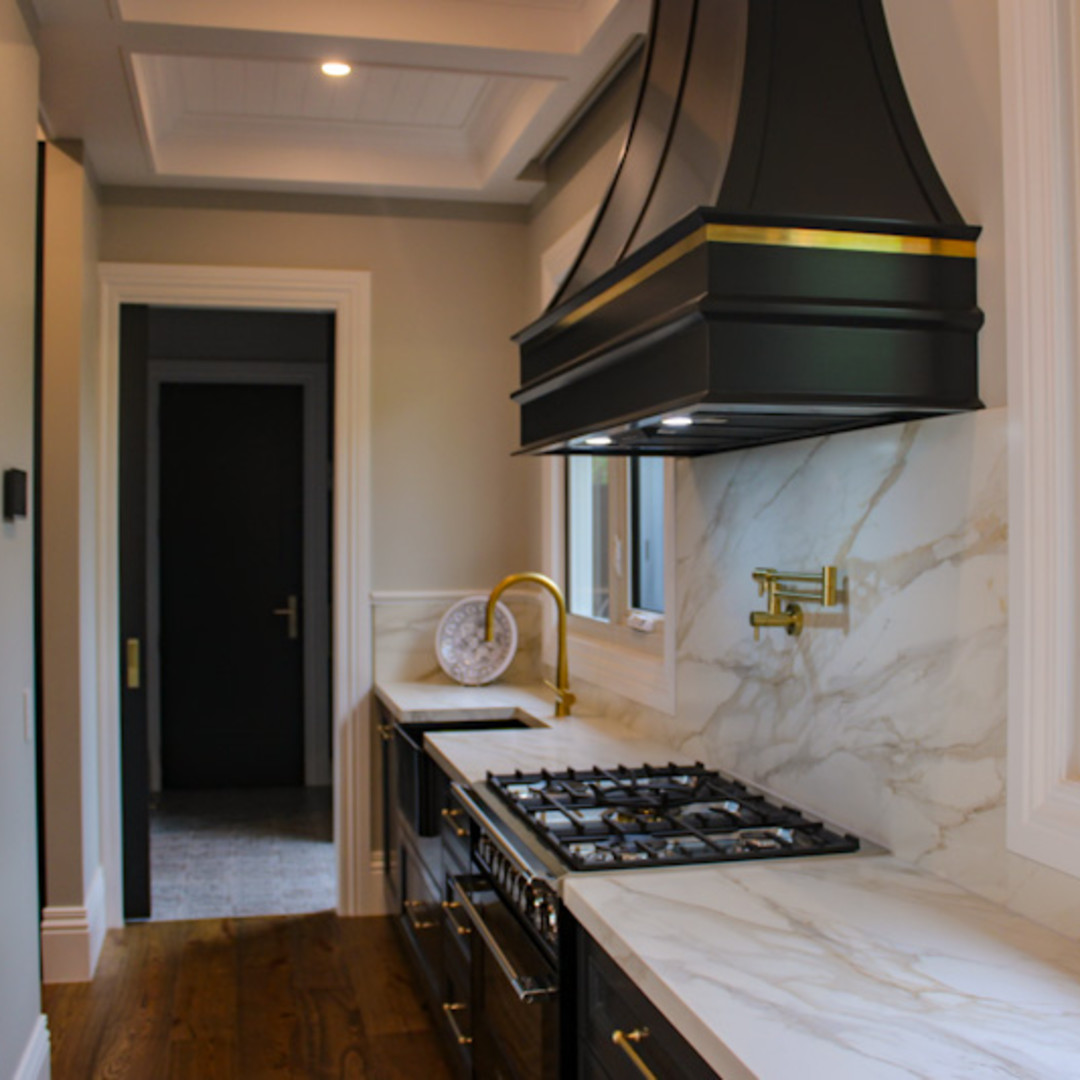 Form and Function in Harmony: A Designer Kitchen 🖤💛
This beautifully crafted kitchen by Willoughby and Fahy
combines bold black cabinetry,