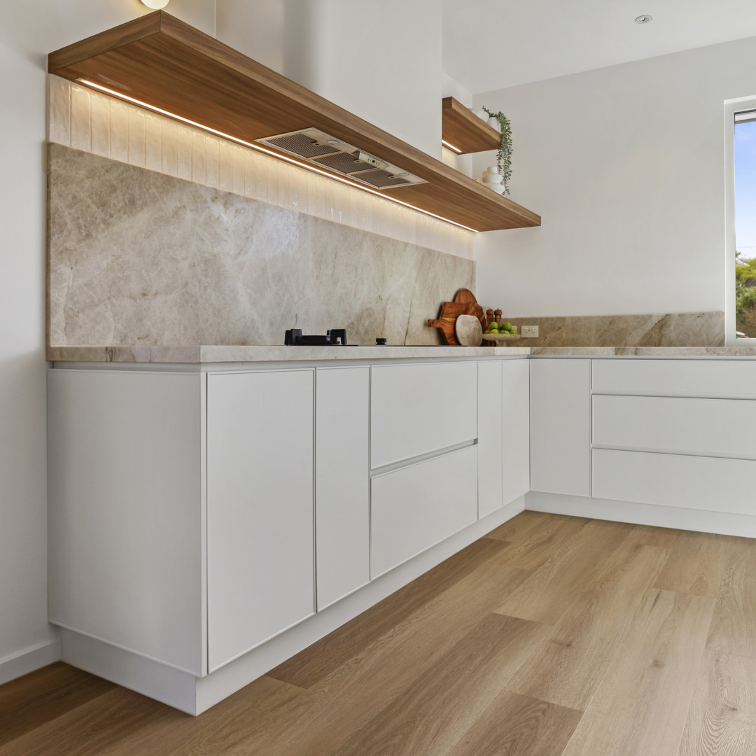 As Featured in Kitchen and Bathroom Magazine: The Art of Silent Elegance 📖🤎🌟

This breathtaking kitchen by Hallam Kitchens showcases the 