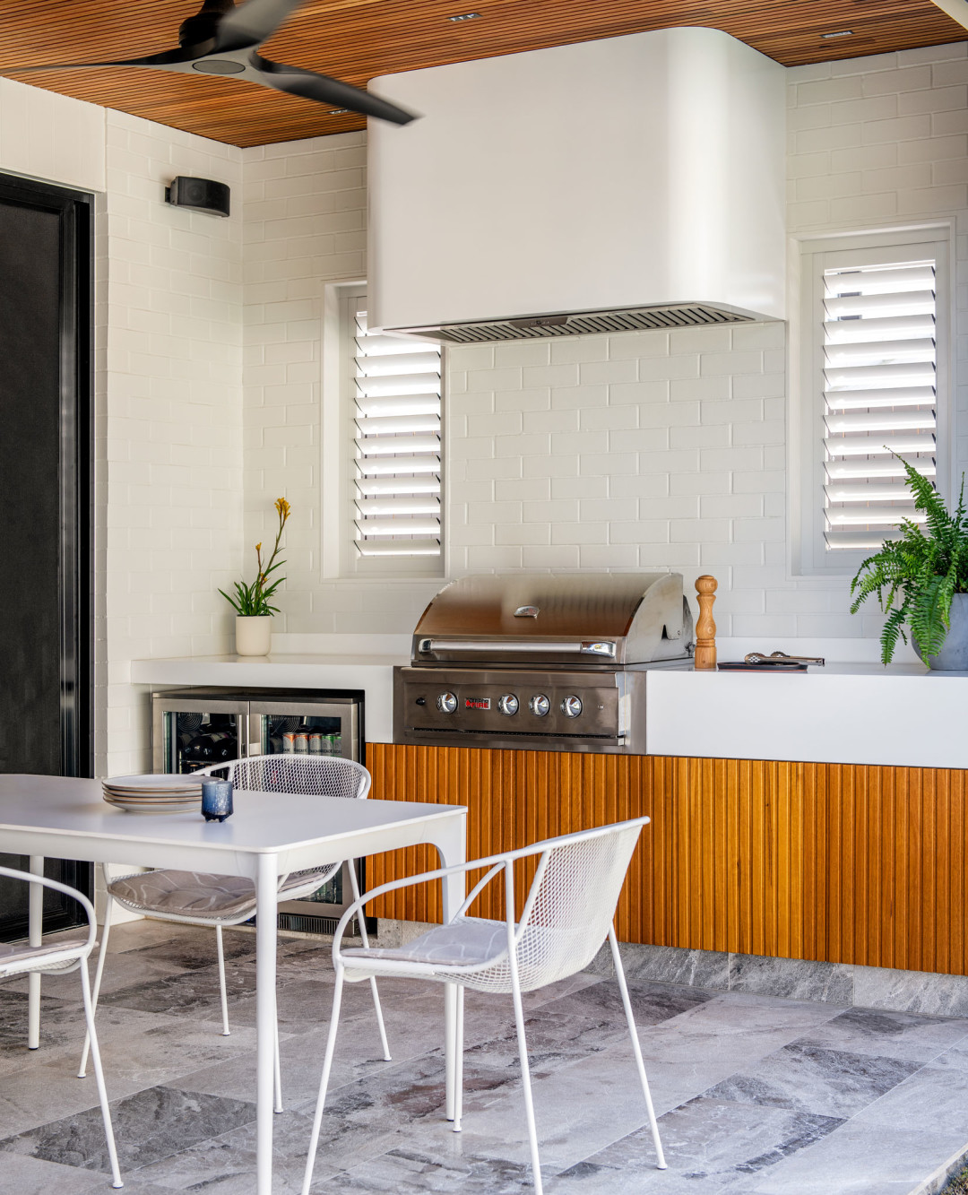 Outdoor living, elevated. 🥰🔥🌅

Darren James’ Bayview One project is a beautiful example of how an alfresco kitchen can feel just as consi